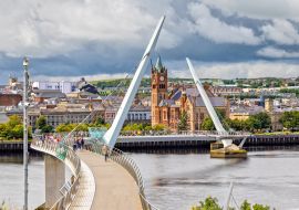 Lais Puzzle - Die Friedensbrücke und die Guild Hall in Londonderry / Derry in Nordirland - 1.000 Teile