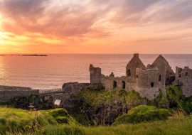 Lais Puzzle - Ruine des mittelalterlichen Dunluce Castle auf der Klippe bei herrlichem Sonnenuntergang, Wild Atlantic Way, Bushmills, County Antrim, Nordirland - 1.000 Teile