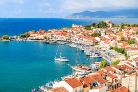Lais Puzzle - Blick auf den Hafen von Pythagorion mit bunten Häusern und blauem Meer, Insel Samos, Griechenland - 2.000 Teile