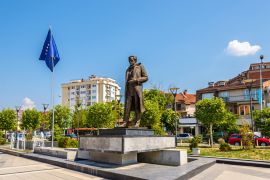 Lais Puzzle - Statue von Ibrahim Rugova in Pristina - Kosovo - 2.000 Teile