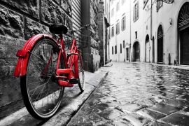 Lais Puzzle - Retro Vintage rotes Fahrrad auf Kopfsteinpflaster Straße in der Altstadt. Farbe in schwarz-weiß - 2.000 Teile