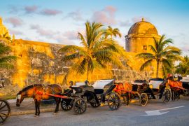 Lais Puzzle - Von Pferden gezogene touristische Kutschen in der historischen spanischen Kolonialstadt Cartagena de Indias, Kolumbien - 2.000 Teile
