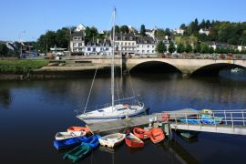 Lais Puzzle - Ein Segelboot auf dem Blavet bei Hennebont (Morbihan), Frankreich - 2.000 Teile