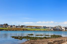 Lais Puzzle - Wasserfront der Isle of Whithorn. Der Blick über die Isle of Whithorn Bay auf das kleine Küstendorf Isle of Whithorn in Dumfries und Galloway, Südschottland - 2.000 Teile