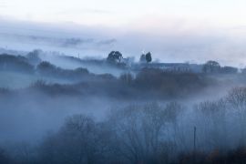 Lais Puzzle - Kalter, nebliger Morgen in walisischer Landschaft - 2.000 Teile