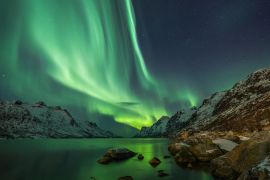 Lais Puzzle - Aurora Borealis reflektiert zwischen zwei Fjorden in Tromsø - 2.000 Teile