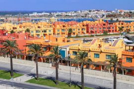 Lais Puzzle - Portimao in Portugal. Moderne Gebäude, die den Jachthafen umgeben - 2.000 Teile