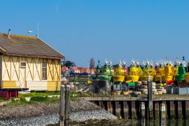 Lais Puzzle - Hafen Terschelling mit Blick auf die gelagerten Bojen - 2.000 Teile