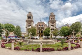Lais Puzzle - Kathedrale nahe der Plaza De Armas in der Stadt Huaraz, Peru - 2.000 Teile