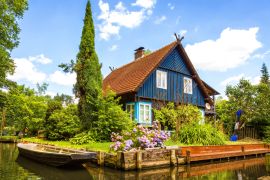Lais Puzzle - Schönes altes Fachwerkhaus an einem Wasserkanal im Spreewald, Brandenburg, Deutschland - 2.000 Teile