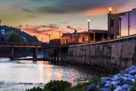 Lais Puzzle - Einheimische genießen einen Abendspaziergang entlang des Autauga Creek in Prattville, Alabama - 2.000 Teile