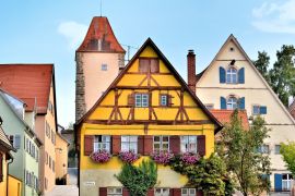 Lais Puzzle - Historische Häuser mit Weißem Turm, Dinkelsbühl - Föhrenberg - 2.000 Teile