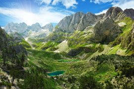 Lais Puzzle - Beeindruckende Aussicht auf Bergseen in den albanischen Alpen - 2.000 Teile