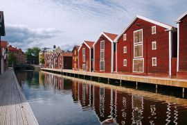 Lais Puzzle - Schweden, Hudiksvall, Hafenzeile mit Kanal, Holzh - 2.000 Teile