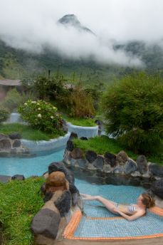 Lais Puzzle - Junge Frau im Thermalbad Ecuador - 2.000 Teile