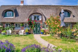 Lais Puzzle - Traditionelles Haus in Sonderhoe auf der Insel Fanoe - 2.000 Teile