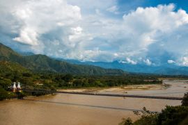 Lais Puzzle - Puente De Occidente Brücke über den Cauca-Fluss gegen bewölkten Himmel, Kolumbien - 2.000 Teile