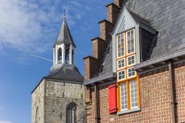 Lais Puzzle - Buntes Fenster und Kirchturm im Zentrum von Tubbergen, Niederlande - 2.000 Teile