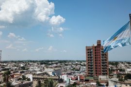Lais Puzzle - Die argentinische Flagge weht im Wind vor einem blauen Himmel, Victoria City, Entre Rios, Argentinien - 2.000 Teile