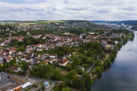 Lais Puzzle - Blick aus der Vogelperspektive auf die Stadt Margetshöchheim und Veitshöchheim in Deutschland an einem sonnigen Tag im Frühling. - 2.000 Teile
