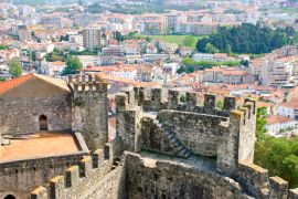 Lais Puzzle - Blick auf die Stadt Leiria mit der Burg, Portugal - 2.000 Teile