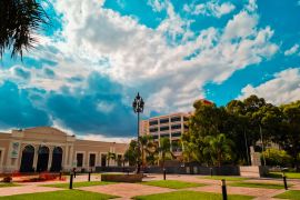Lais Puzzle - Blick auf das Centro Cultural Estación San Martín. San Juan, Argentinien. - 2.000 Teile
