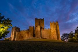 Lais Puzzle - Die Burg von Guimaraes bei Sonnenuntergang, in Portugal - 2.000 Teile