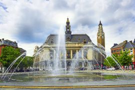 Lais Puzzle - Charleroi, Belgien - Hotel de Ville und Belfried. Rathaus mit einem Turm in Charleroi, der zur Reihe der Glockentürme Belgiens und Frankreichs gehört - UNESCO-Weltkulturerbe - 2.000 Teile
