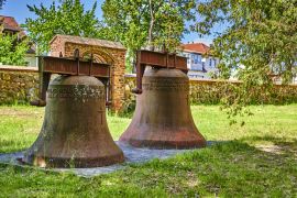 Lais Puzzle - Alte, rostige Kirchenglocke auf einer Wiese in der Landgemeinde Rangsdorf in Deutschland. - 2.000 Teile