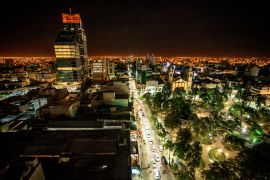 Lais Puzzle - Nachtansicht der Stadt und insbesondere der Plaza Libertad in der Stadt Santiago del Estero, Argentinien - 2.000 Teile