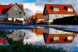 Lais Puzzle - Häuserspiegelung in Herleshausen in Hessen Deutschland - 2.000 Teile
