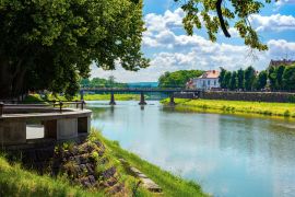 Lais Puzzle - Ufer des Flusses Uzh. wunderschöne Stadtlandschaft im Sommer. Blick aus dem Schatten einer Linde Äste. Brücke in der Ferne. Uzhgorod ist eine sehr grüne Stadt. Obwohl auf den ersten Blick nicht viele Parks, aber sie besetzen einen...