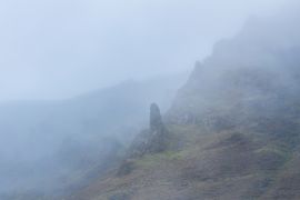 Lais Puzzle - Nebel um Felsformationen in den Comeragh Mountains, Irland - 2.000 Teile
