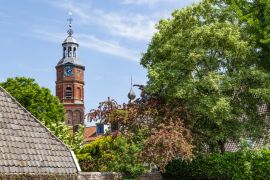 Lais Puzzle - Blick auf den Kirchturm der Sint Lambertuskerk in dem malerischen Städtchen Buren in der Betuwe - 2.000 Teile