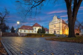 Lais Puzzle - Gniezno, Polen. Blick auf die St. Georgskirche (Kosciol sw. Jerzego) in der Abenddämmerung - eine der ältesten Kirchen der Stadt - 2.000 Teile
