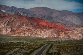 Lais Puzzle - Epische Aussicht auf die zerklüfteten und farbenfrohen Berge auf dem Weg von Fiambalá zum Pass Paso San Francisco an der Grenze zu Chile. Provinz Catamarca, Argentinien - 2.000 Teile