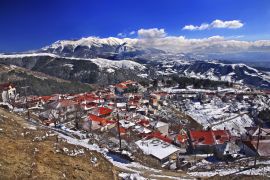 Lais Puzzle - Dorf Livadi, Stadtbezirk Elassona, Larissa, Thessalien, Griechenland. Im Hintergrund der Berg Olympus - 2.000 Teile