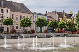 Lais Puzzle - Brunnen auf dem Freiheitsplatz in der Stadt Czarnkow, Region Großpolen (Wielkopolska), Polen - 2.000 Teile