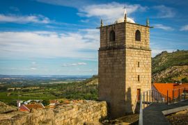 Lais Puzzle - Schöner alter Kirchturm in den Bergen von Gardunha, Portugal. Altes historisches Dorf von Castelo Novo - Fundao - Portugal - 2.000 Teile