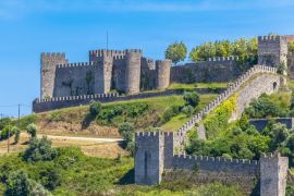 Lais Puzzle - Detailansicht der Burg und Festung von Montemor-o-Velho, einer ikonischen mittelalterlichen Burg im Stil der Romanik und Gotik - 2.000 Teile