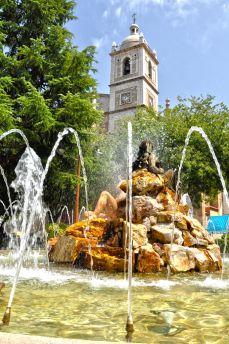 Lais Puzzle - Don Benito, monumentaler Brunnen und Turm der Kirche von Santiago, Extremadura - 2.000 Teile