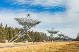 Lais Puzzle - Das Westerbork Synthesis Radio Telescope besteht aus 14 Parabolantennen mit einer Gesamtlänge von 2,7 km im Wald bei Westerbork in der niederländischen Provinz Drenthe - 2.000 Teile