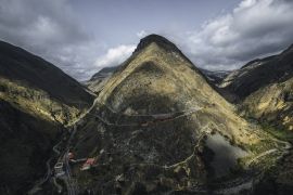 Lais Puzzle - Roter Zug in Berglandschaft, Ecuador - 2.000 Teile