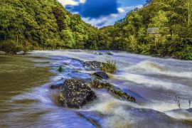 Lais Puzzle - Eine lange Exposition über die Stromschnellen des Flusses Teifi bei Cenarth, Wales, nach starken Regenfällen - 2.000 Teile