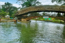 Lais Puzzle - Holzbrücke an der Quelle des Tioyacu-Flusses in Rioja Tarapoto, Peru - 2.000 Teile