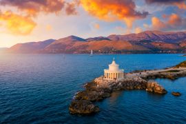 Lais Puzzle - Luftaufnahme des Leuchtturms von Saint Theodore in Lassi, Argostoli, Kefalonia Insel in Griechenland. Leuchtturm des Heiligen Theodore auf der Insel Kefalonia, Stadt Argostoli, Griechenland - 2.000 Teile