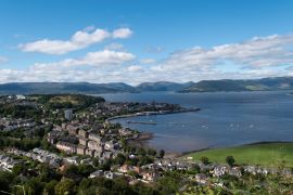 Lais Puzzle - Landschaftliche Ansicht der Stadt und des Hafens von Gourock in Inverclyde in Schottland. Blauer Himmel, sonniger Tag in der Umgebung von Greenock - 2.000 Teile