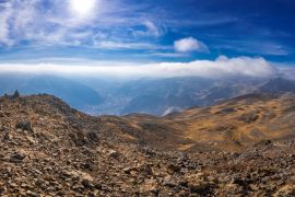 Lais Puzzle - Blick auf die Stadt Huancavelica Peru von einem Aussichtspunkt an einem sonnigen Tag mit Nebel - 2.000 Teile
