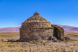 Lais Puzzle - Steinunterstand in der Trockenlandschaft, La Rioja, La Rioja, Argentinien - 2.000 Teile