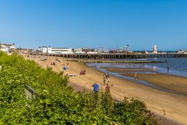 Lais Puzzle - Ein Blick von der Klippenspitze entlang des Strandes in Clacton on Sea, England - 2.000 Teile